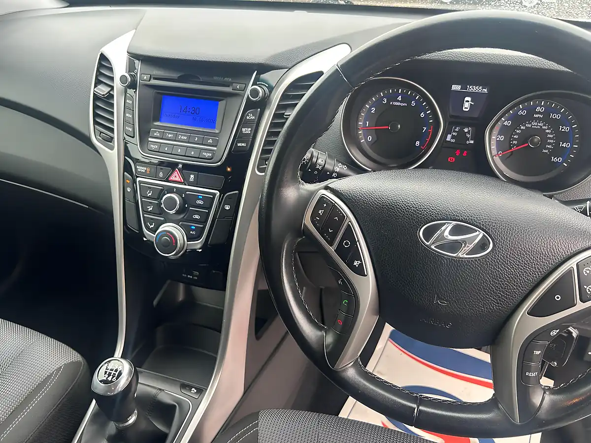 Used 2017 Hyundai I30 Se White - Interior and Exterior details 11