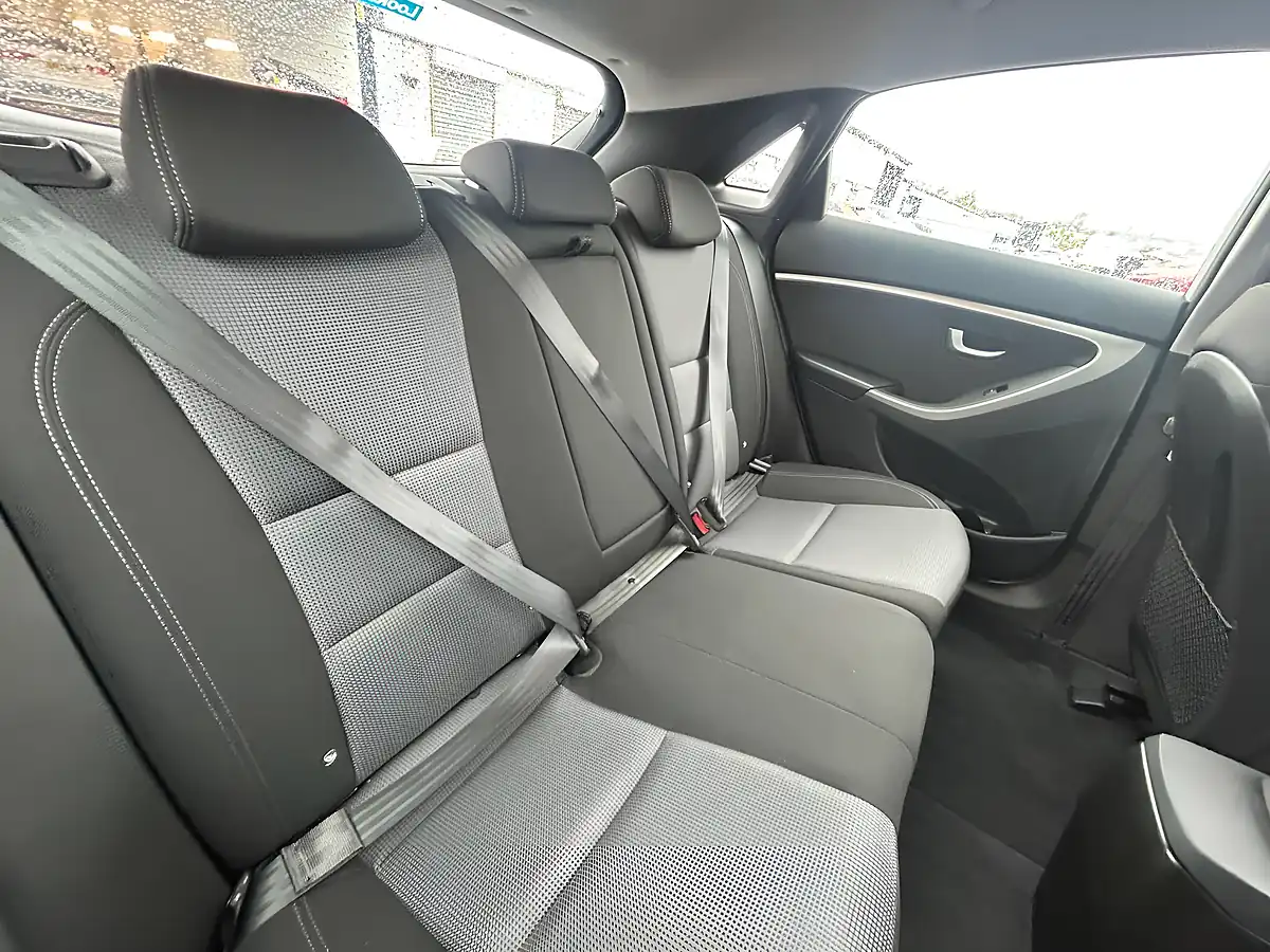 Used 2017 Hyundai I30 Se White - Interior and Exterior details 12
