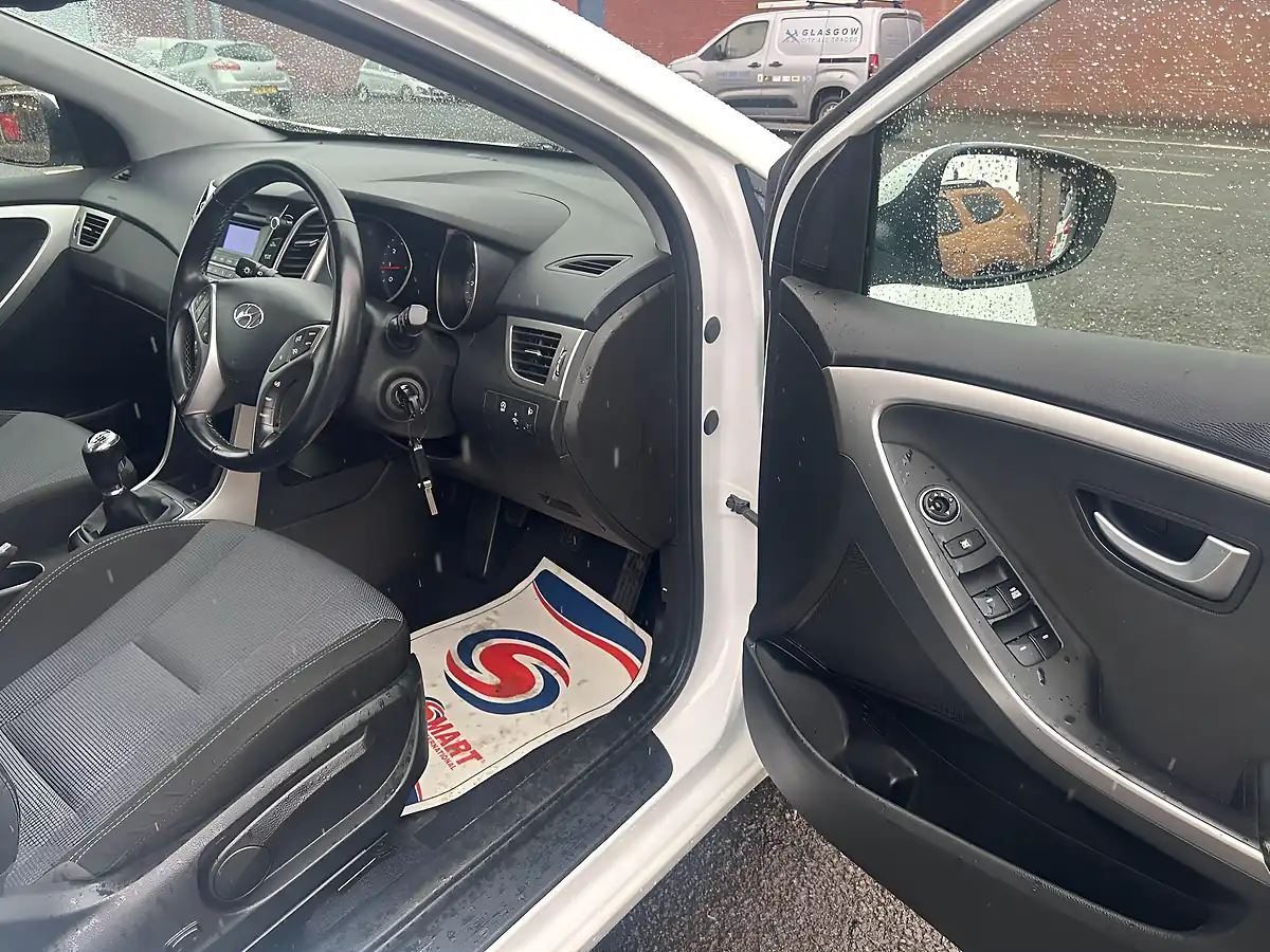 Used 2017 Hyundai I30 Se White - Interior and Exterior details 13