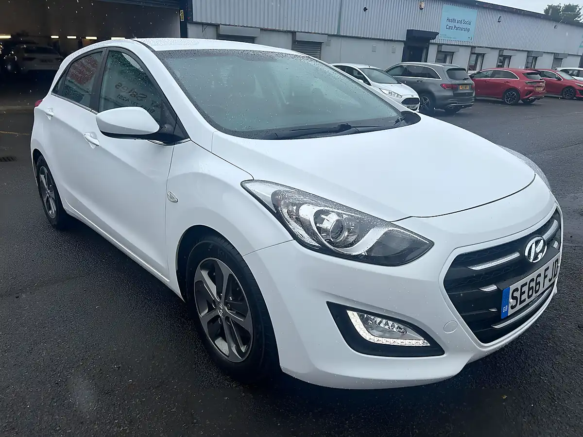 Used 2017 Hyundai I30 Se White - Interior and Exterior details 4