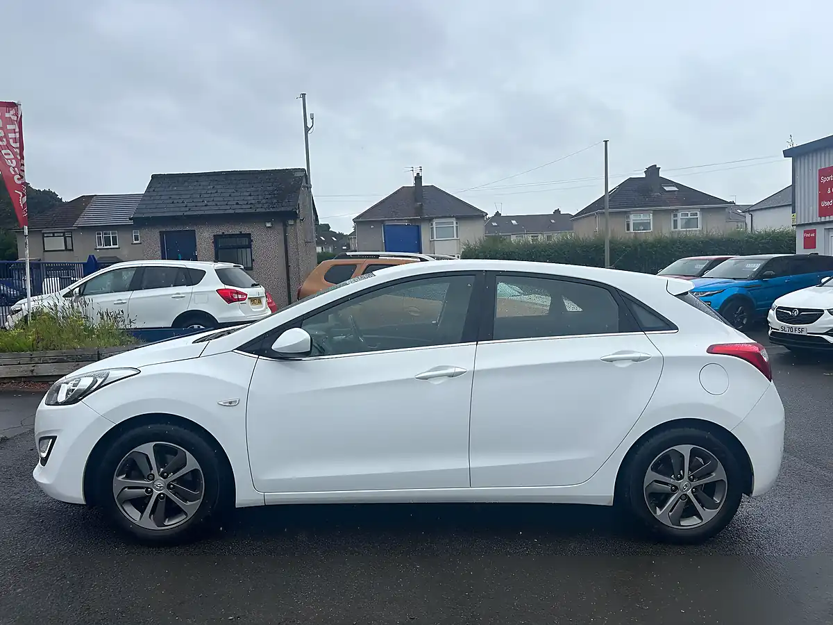 Used 2017 Hyundai I30 Se White - Interior and Exterior details 5