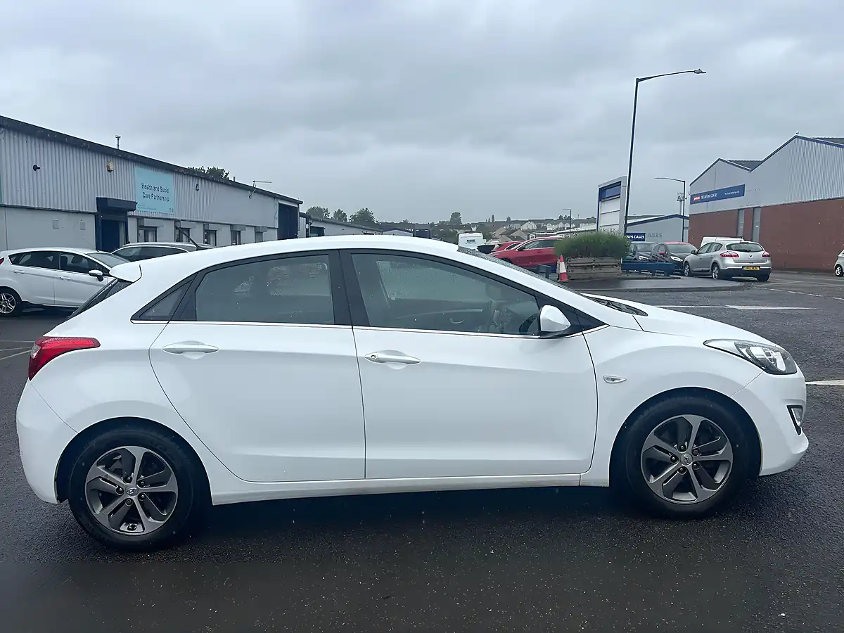 Used 2017 Hyundai I30 Se White - Interior and Exterior details 6