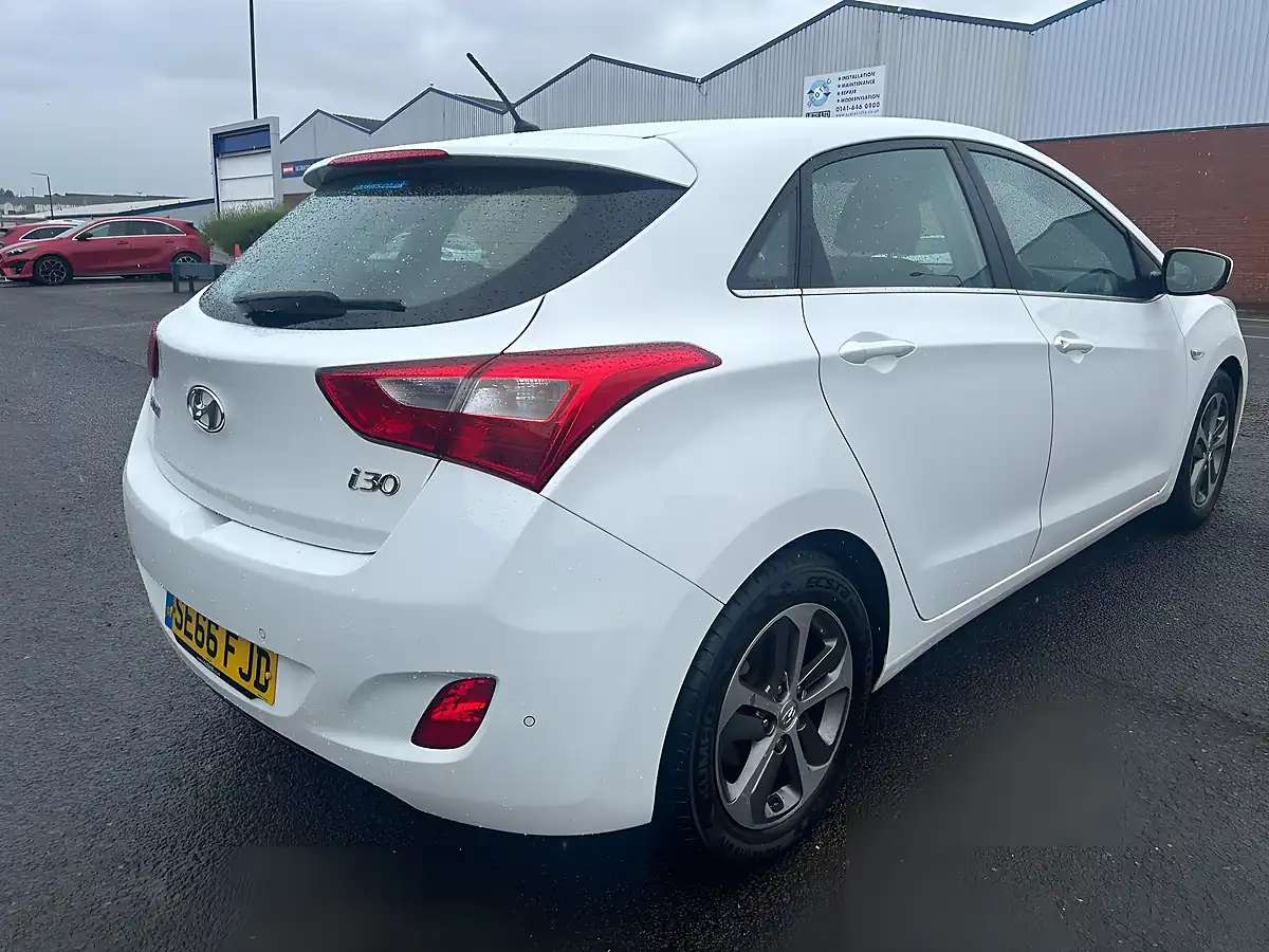 Used 2017 Hyundai I30 Se White - Interior and Exterior details 7