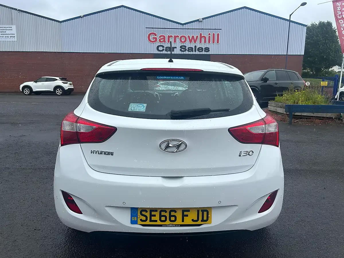 Used 2017 Hyundai I30 Se White - Interior and Exterior details 8