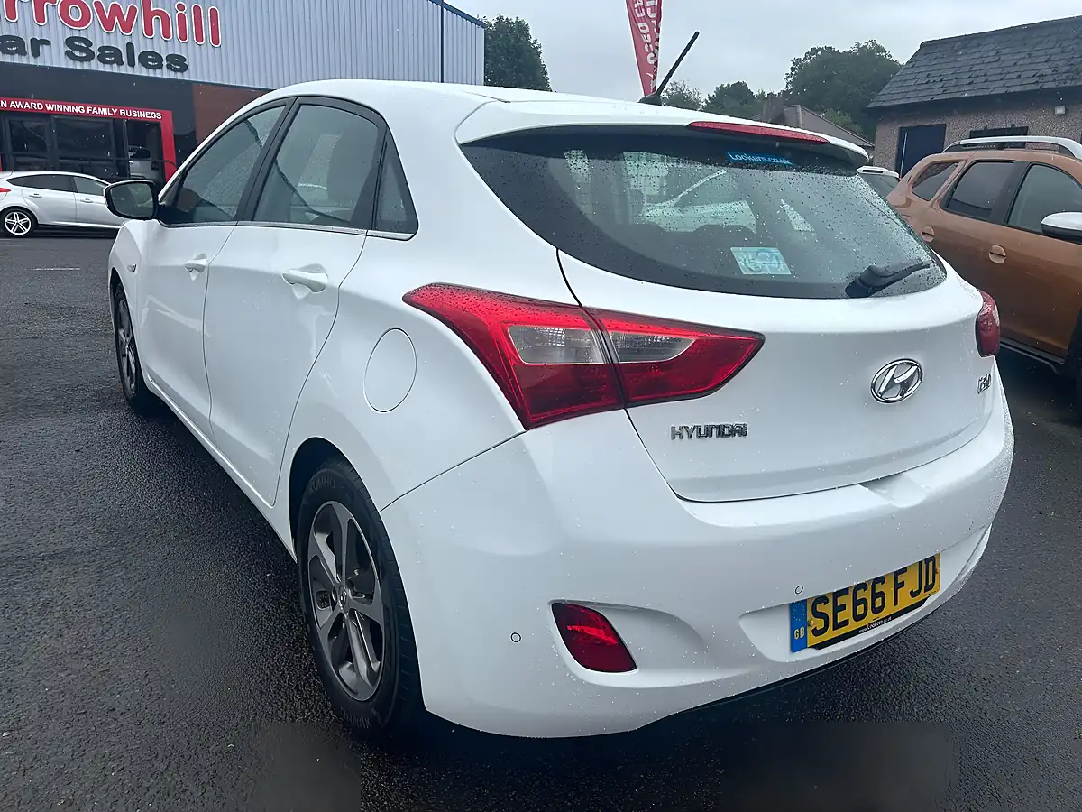 Used 2017 Hyundai I30 Se White - Interior and Exterior details 9