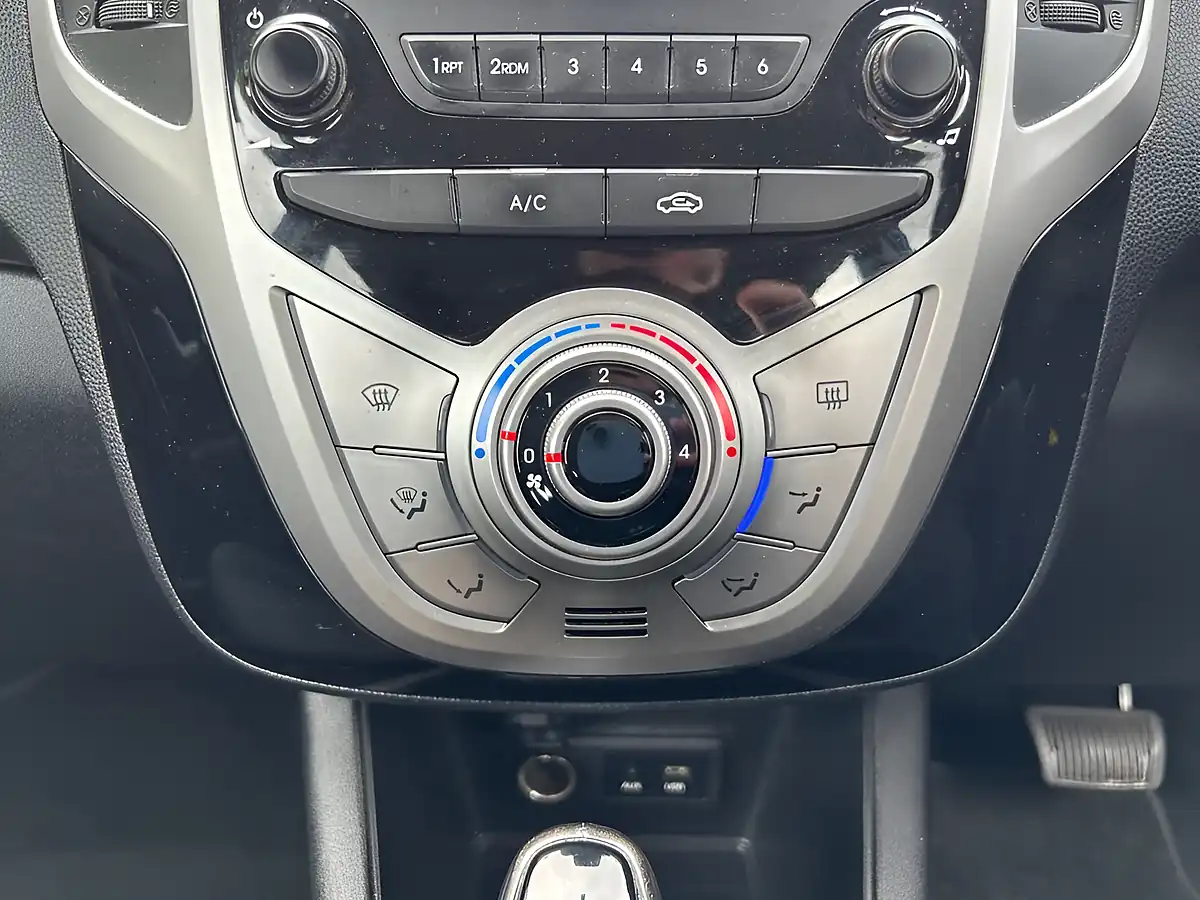 Used 2017 Hyundai Ix20 Se Blue - Interior and Exterior details 16