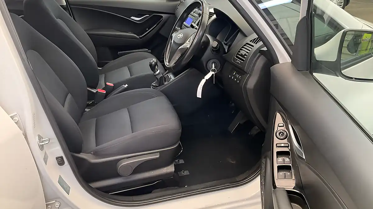 Used 2017 Hyundai Ix20 Se Polar White - Interior and Exterior details 6