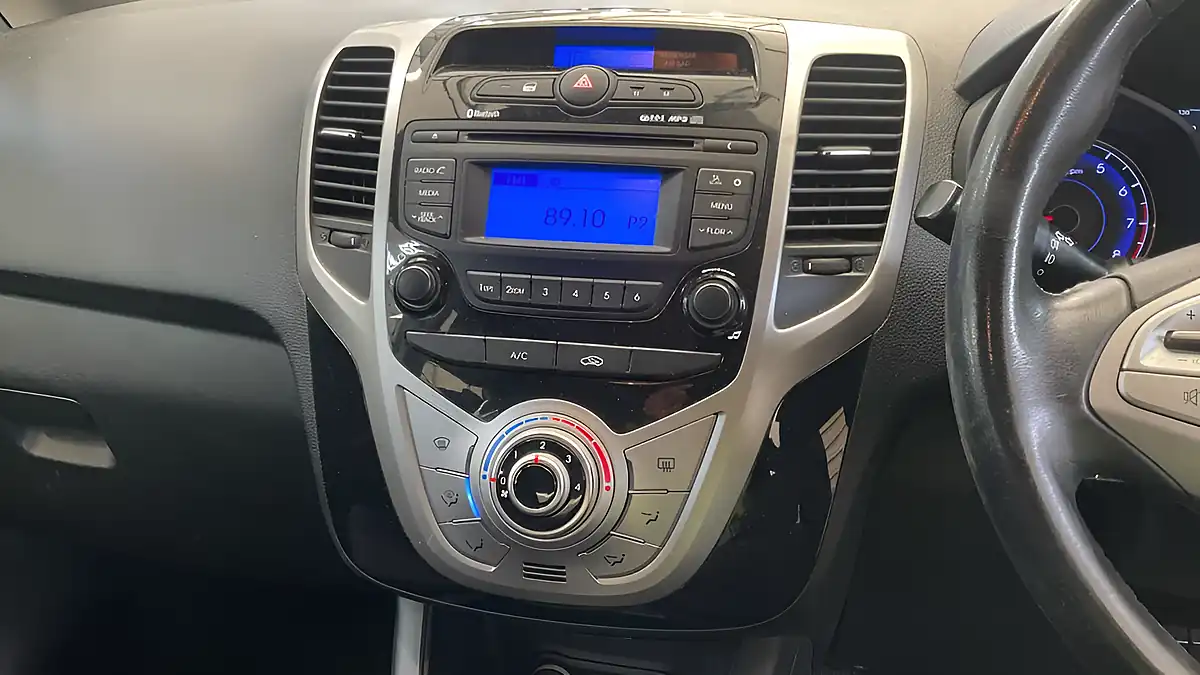 Used 2017 Hyundai Ix20 Se Polar White - Interior and Exterior details 8