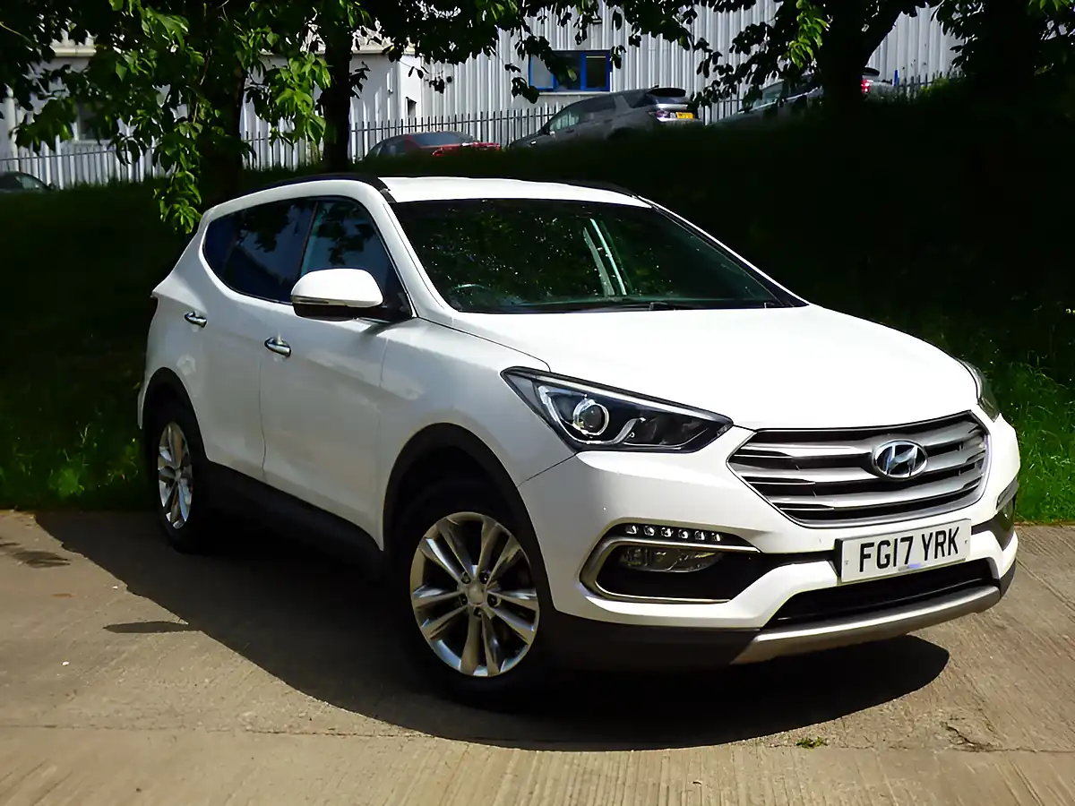 Used 2017 Hyundai Santa Fe Premium White - Front View