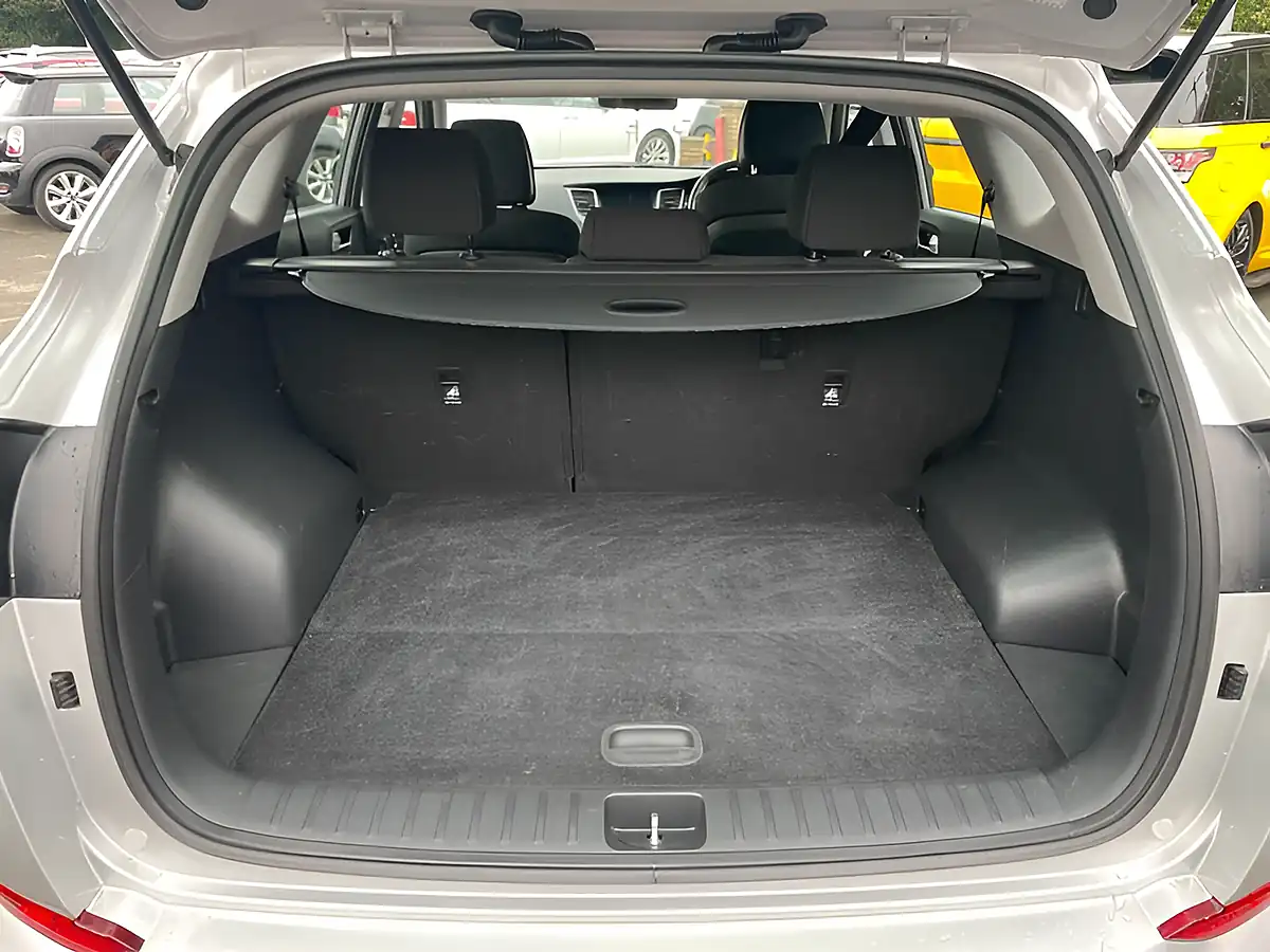 Used 2017 Hyundai Tucson Blue Drive Se Nav Silver - Interior and Exterior details 18