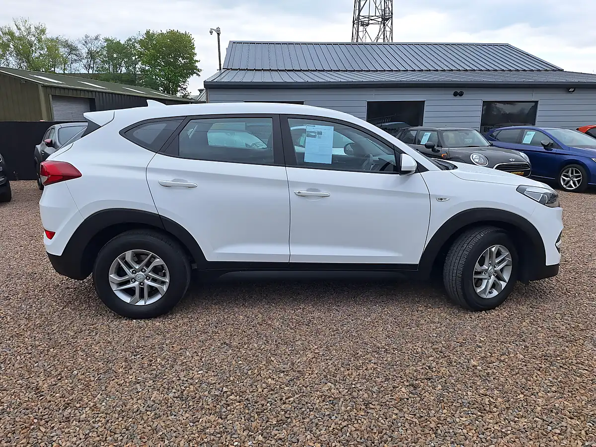 Used 2017 Hyundai Tucson S White - Interior and Exterior details 14