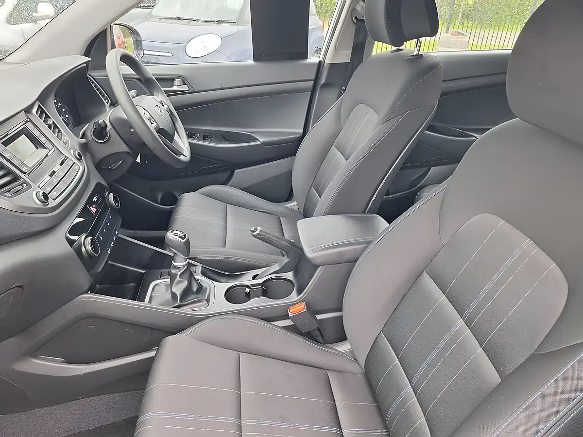 Used 2017 Hyundai Tucson S White - Interior and Exterior details 4