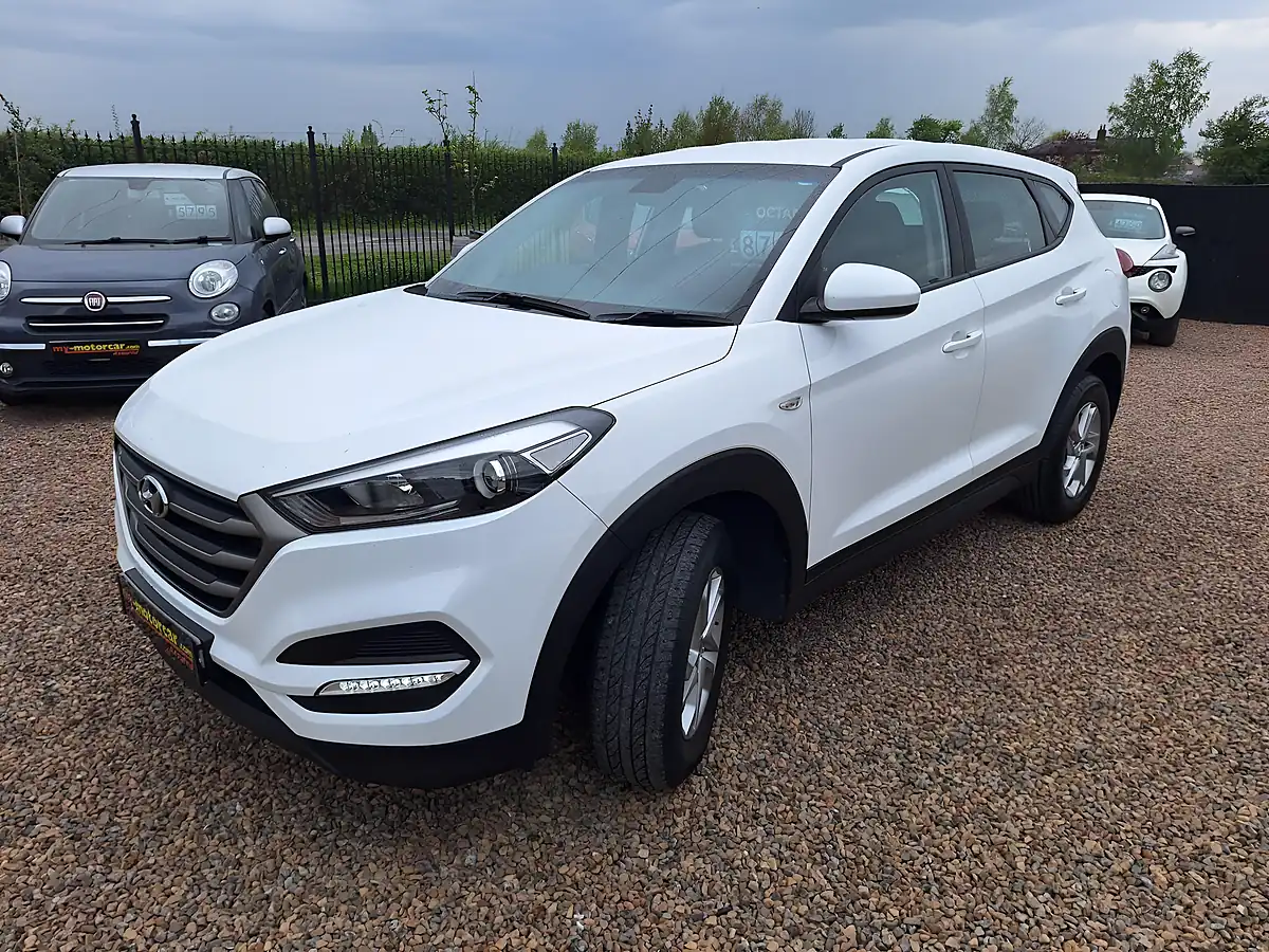 Used 2017 Hyundai Tucson S White - Interior and Exterior details 5