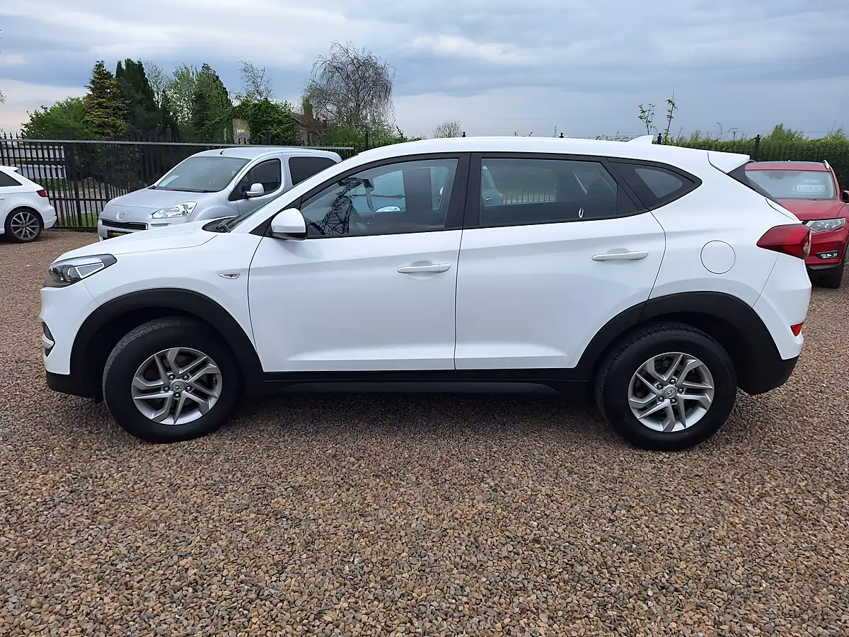 Used 2017 Hyundai Tucson S White - Interior and Exterior details 9