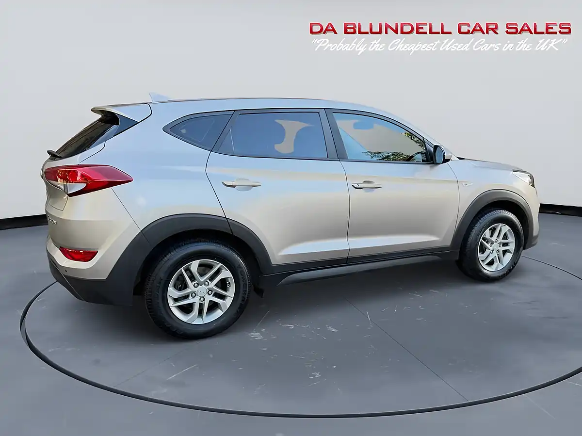 Used 2017 Hyundai Tucson S White - Interior and Exterior details 10