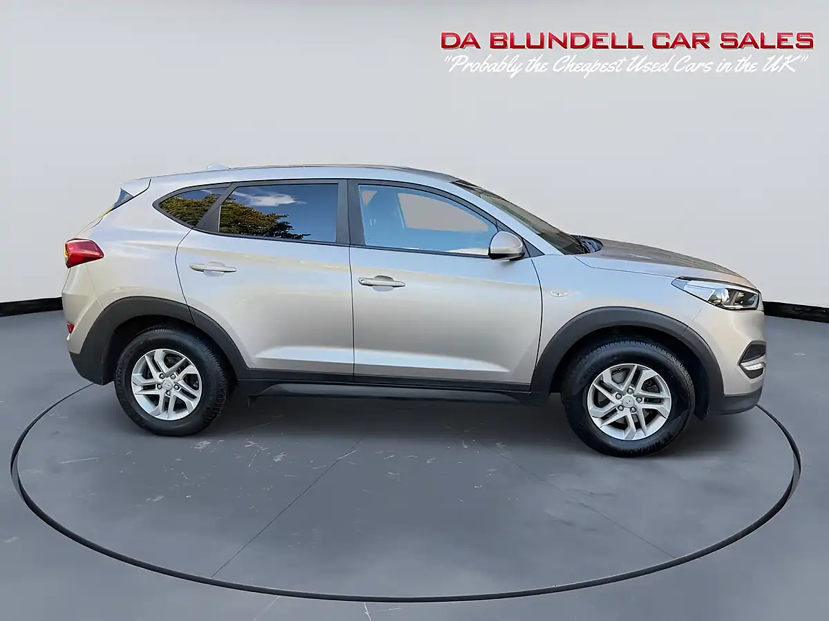 Used 2017 Hyundai Tucson S White - Interior and Exterior details 3