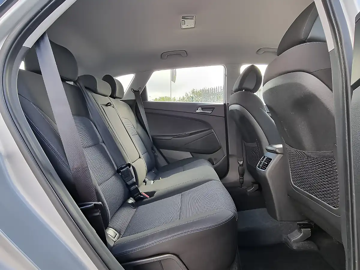 Used 2017 Hyundai Tucson Se Nav Platinum Silver Metallic - Interior and Exterior details 18