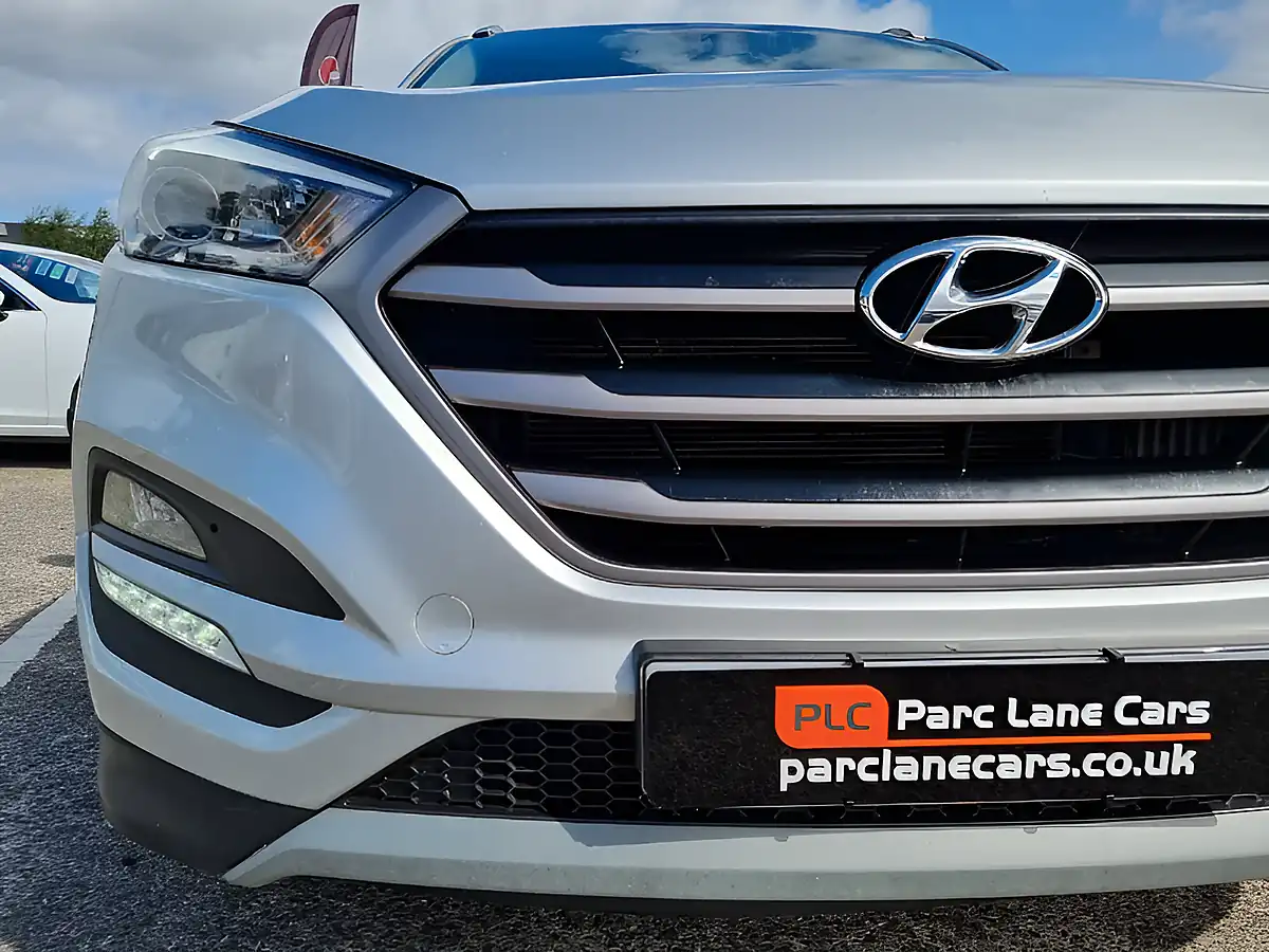 Used 2017 Hyundai Tucson Se Nav Platinum Silver Metallic - Interior and Exterior details 5