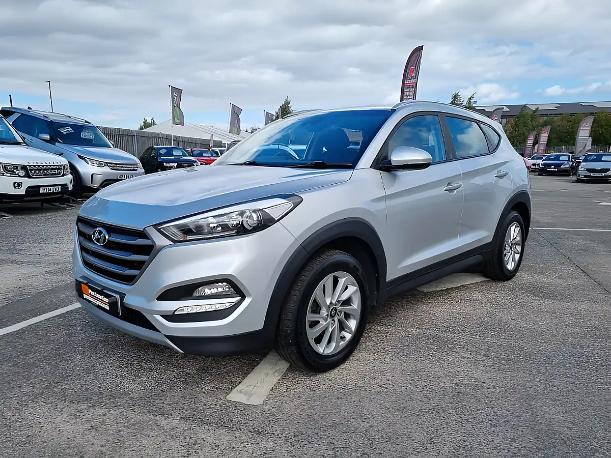 Used 2017 Hyundai Tucson Se Nav Platinum Silver Metallic - Interior and Exterior details 6