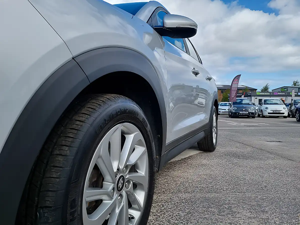 Used 2017 Hyundai Tucson Se Nav Platinum Silver Metallic - Interior and Exterior details 7