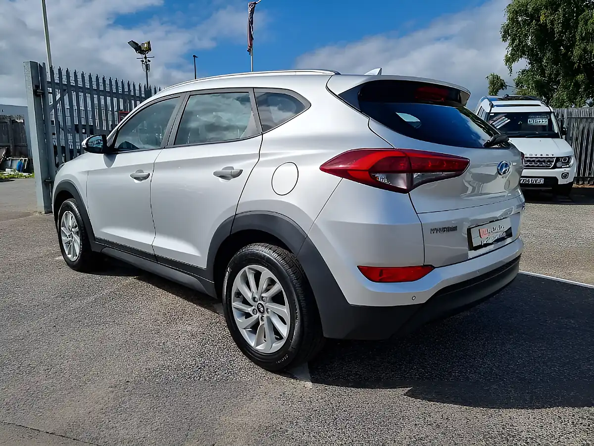 Used 2017 Hyundai Tucson Se Nav Platinum Silver Metallic - Interior and Exterior details 8