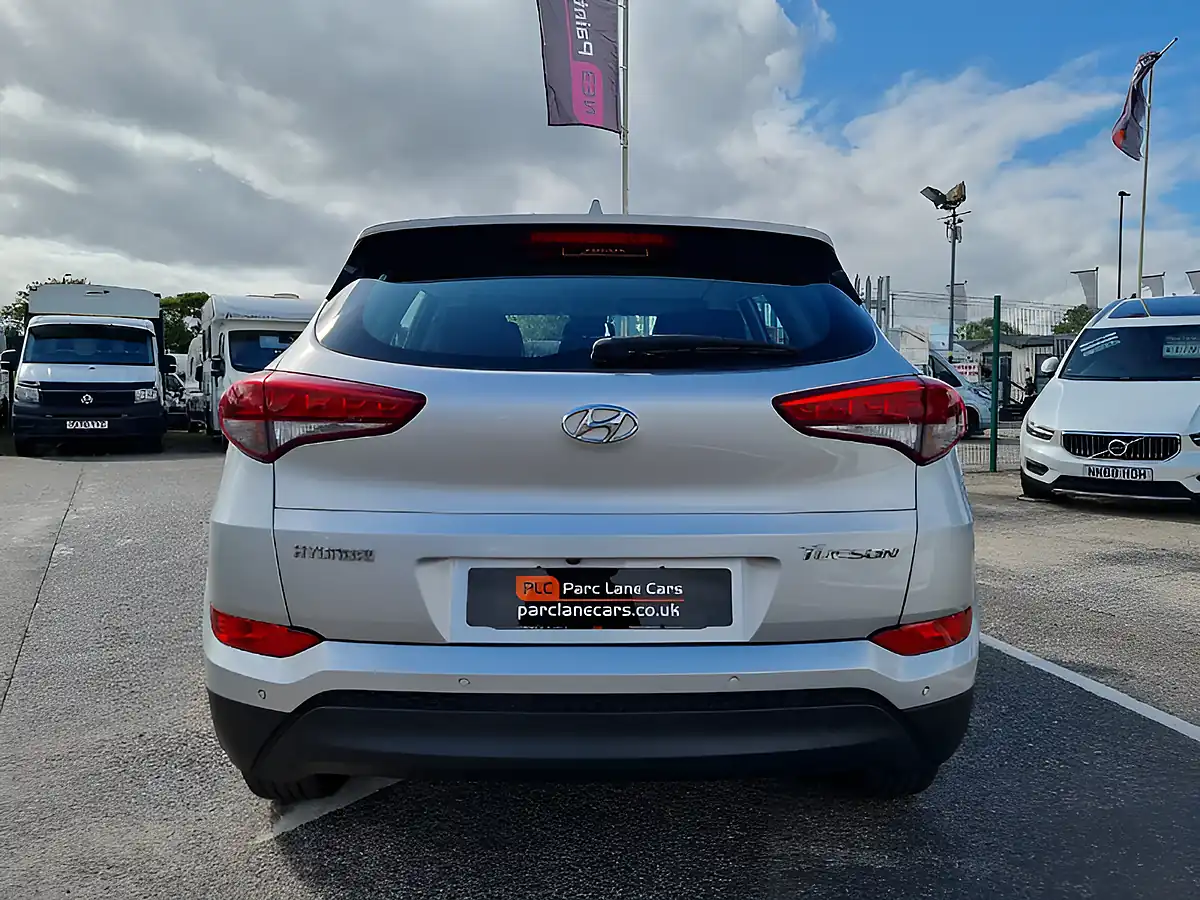 Used 2017 Hyundai Tucson Se Nav Platinum Silver Metallic - Interior and Exterior details 9