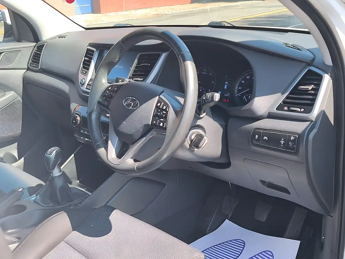 Used 2017 Hyundai Tucson Se Nav White - Interior and Exterior details 4