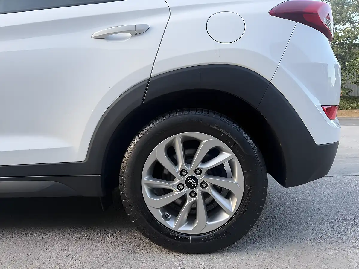 Used 2017 Hyundai Tucson Se Nav White - Interior and Exterior details 10