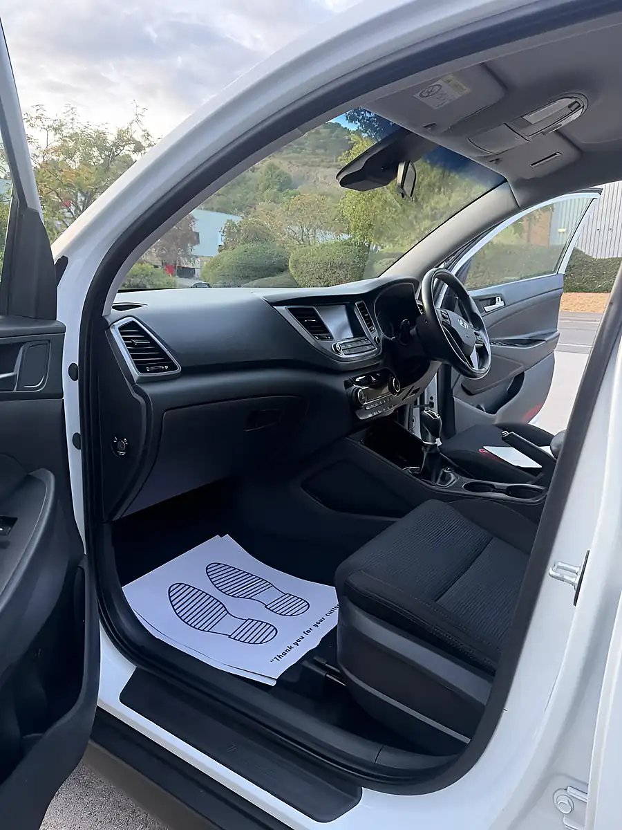 Used 2017 Hyundai Tucson Se Nav White - Interior and Exterior details 14