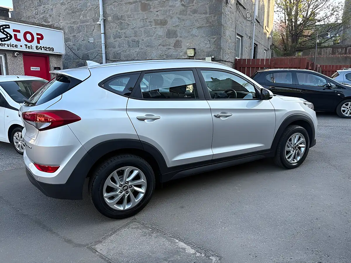 Used 2017 Hyundai Tucson Se Silver - Interior and Exterior details 4