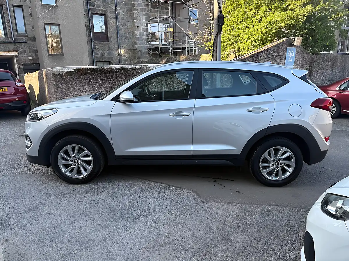 Used 2017 Hyundai Tucson Se Silver - Interior and Exterior details 5
