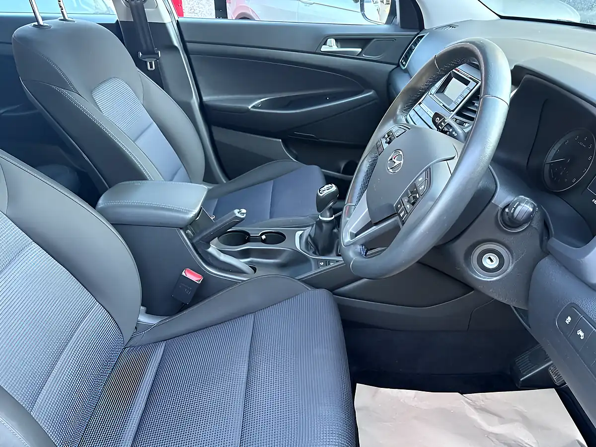 Used 2017 Hyundai Tucson Se Silver - Interior and Exterior details 8