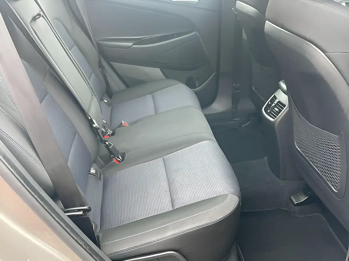 Used 2017 Hyundai Tucson Se White - Interior and Exterior details 13