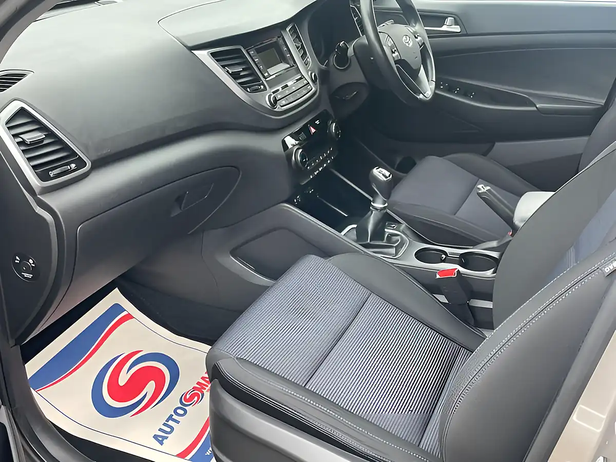 Used 2017 Hyundai Tucson Se White - Interior and Exterior details 15