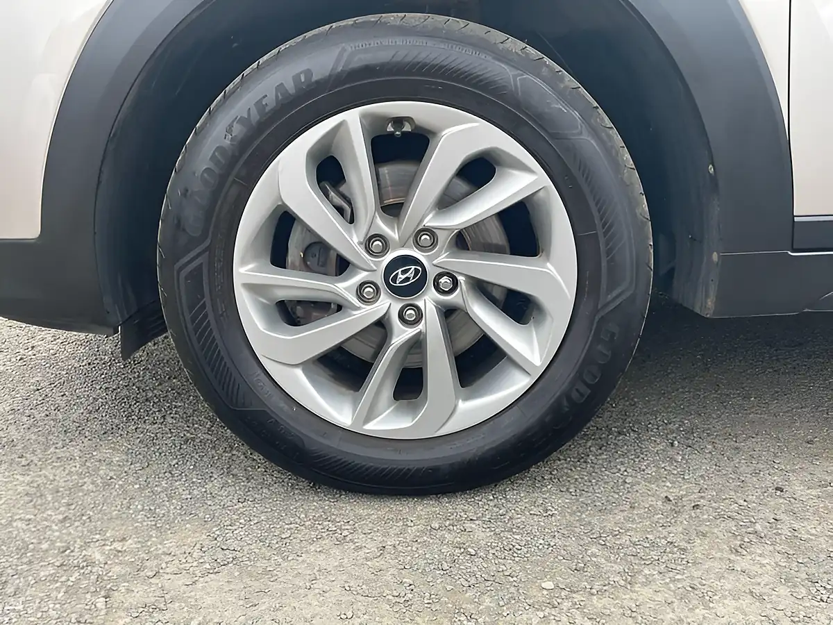 Used 2017 Hyundai Tucson Se White - Interior and Exterior details 3