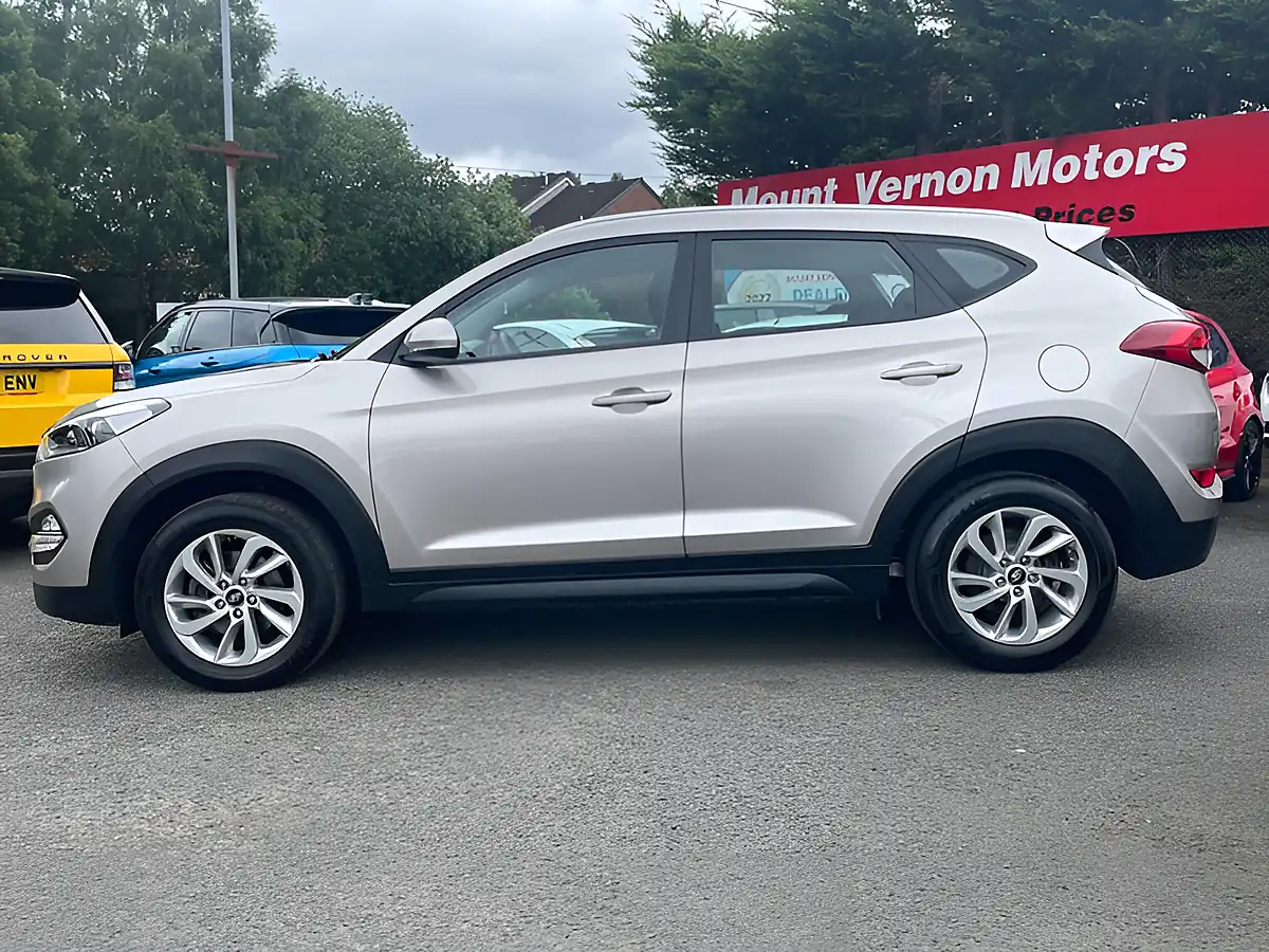 Used 2017 Hyundai Tucson Se White - Interior and Exterior details 4
