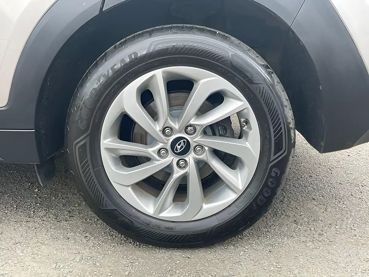 Used 2017 Hyundai Tucson Se White - Interior and Exterior details 5