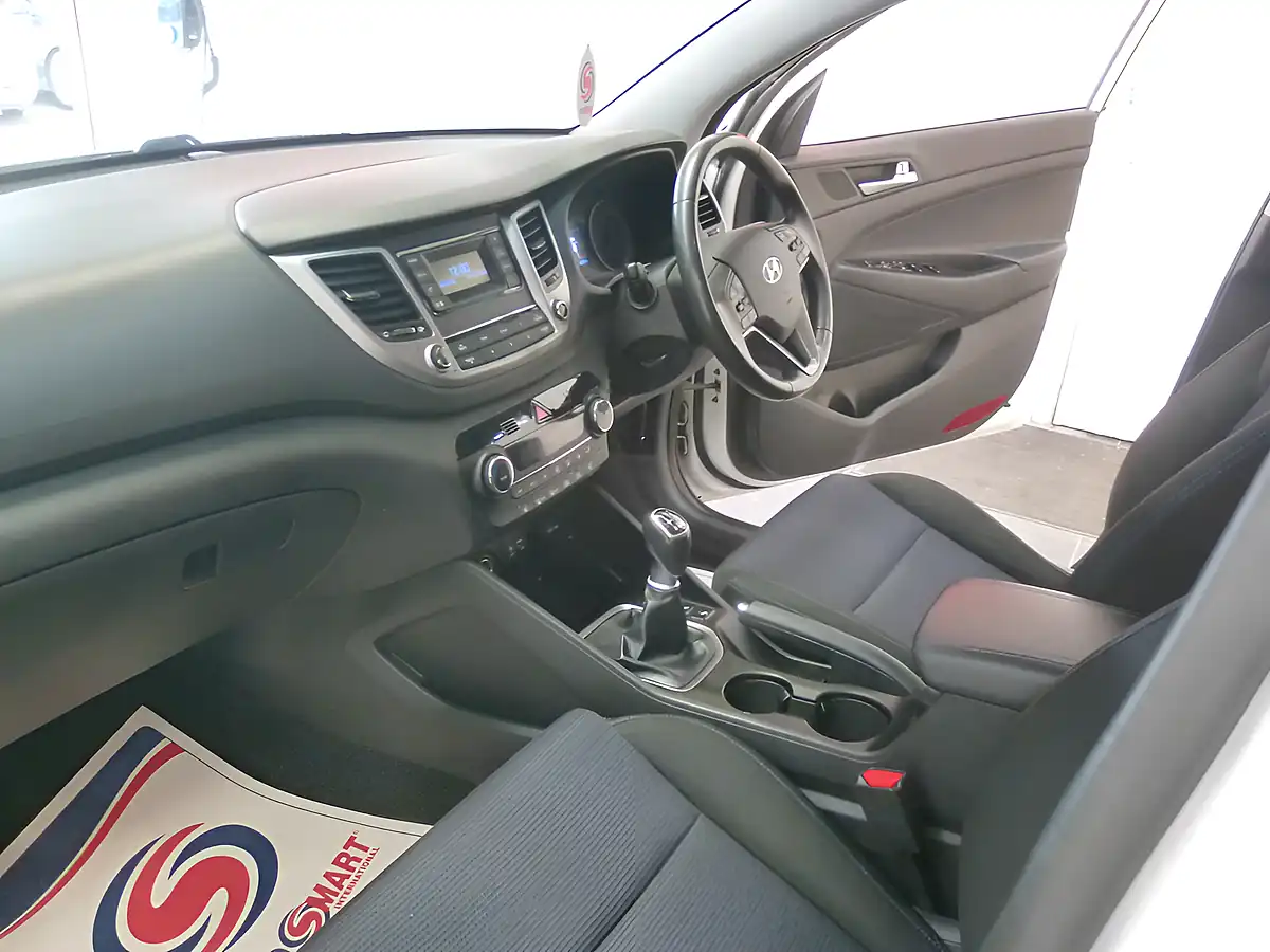 Used 2017 Hyundai Tucson Se White - Interior and Exterior details 14