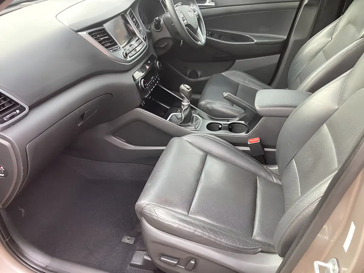 Used 2017 Hyundai Tucson Sport Edition White - Interior and Exterior details 8