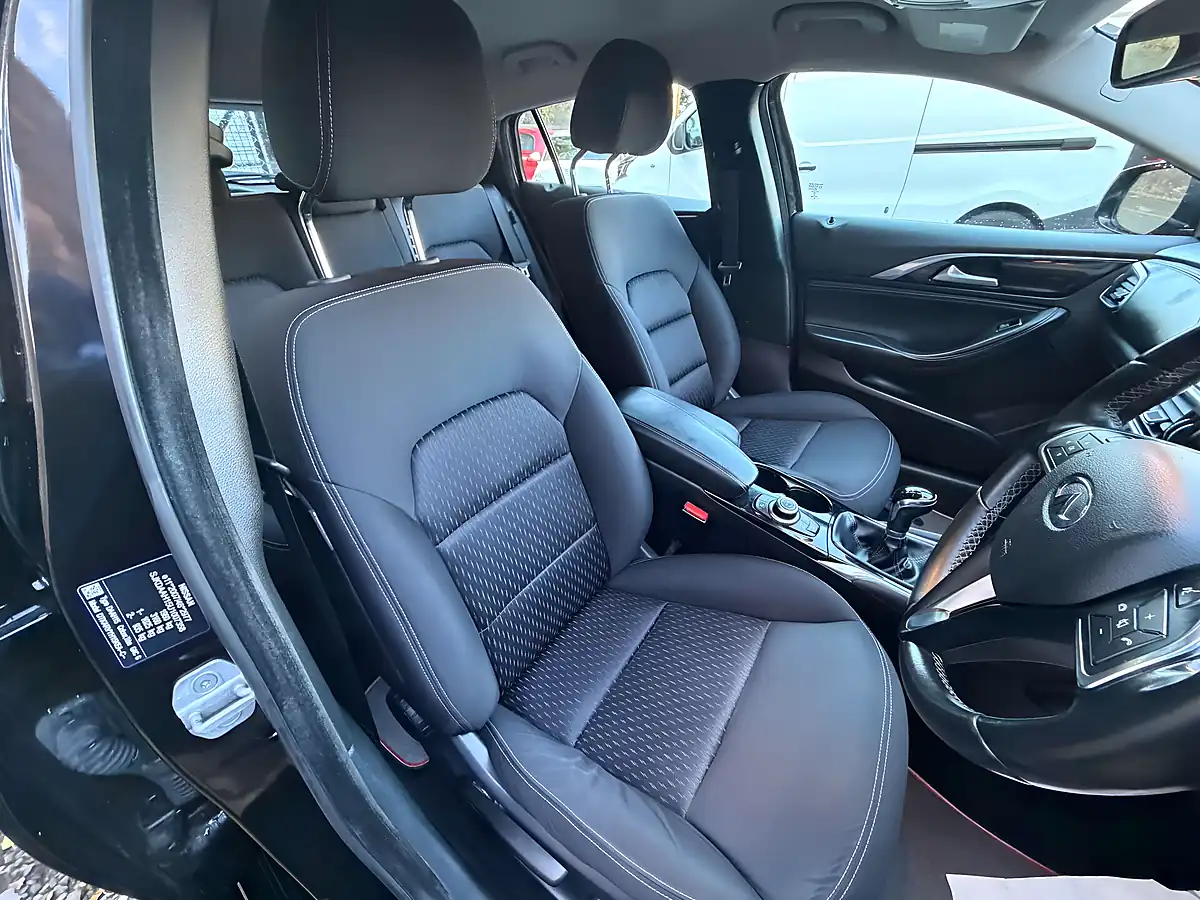 Used 2017 Infiniti Q30 Business Executive Black - Interior and Exterior details 9