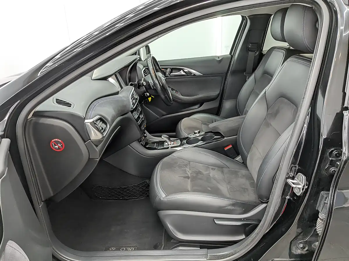 Used 2017 Infiniti Q30 Premium Intouch Obsidian Black - Interior and Exterior details 14