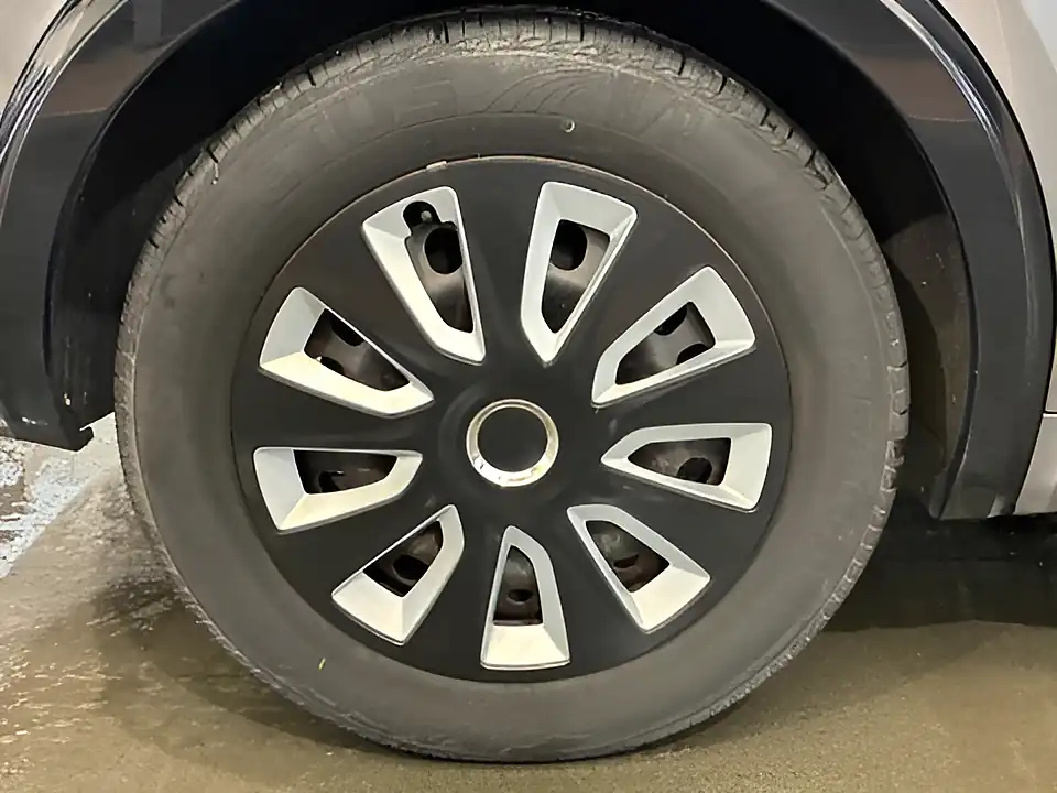 Used 2017 Infiniti Q30 Se Grey - Interior and Exterior details 15
