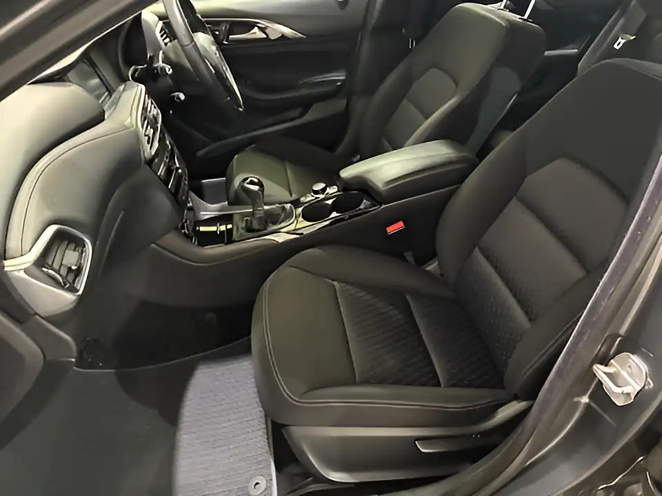 Used 2017 Infiniti Q30 Se Grey - Interior and Exterior details 17