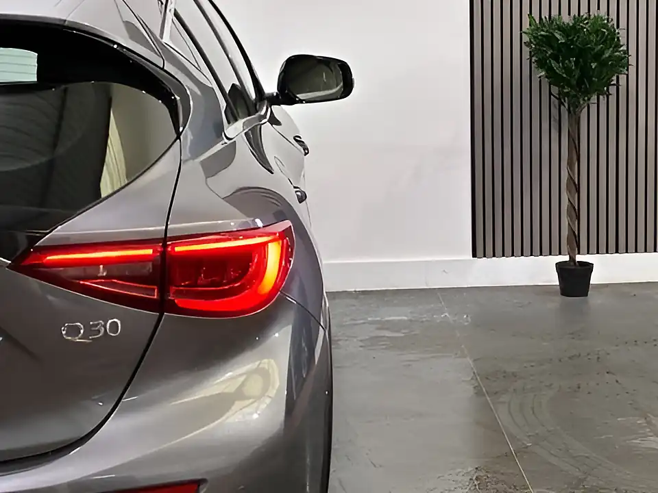 Used 2017 Infiniti Q30 Se Grey - Interior and Exterior details 19