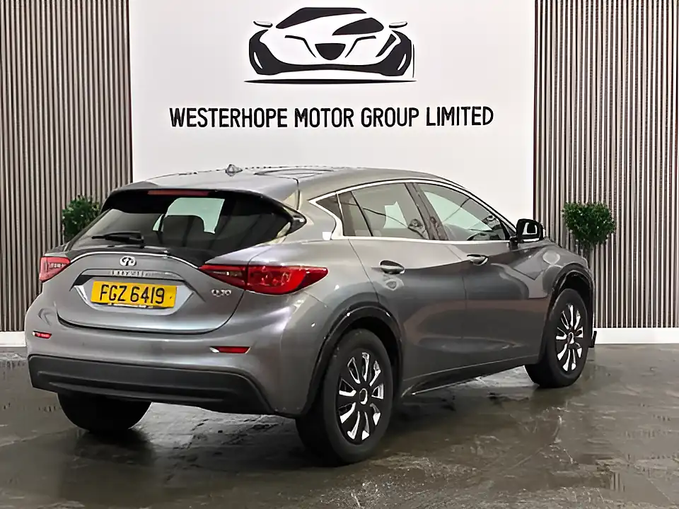Used 2017 Infiniti Q30 Se Grey - Interior and Exterior details 4