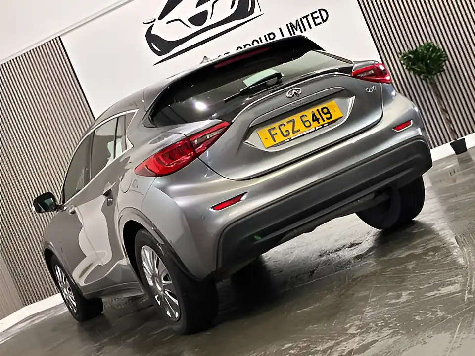 Used 2017 Infiniti Q30 Se Grey - Interior and Exterior details 7