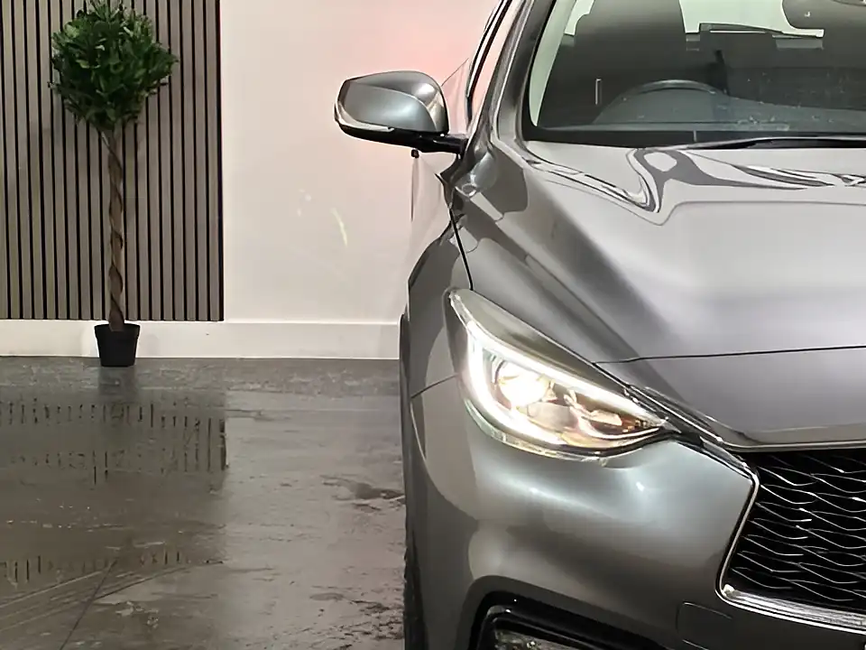 Used 2017 Infiniti Q30 Se Grey - Interior and Exterior details 9