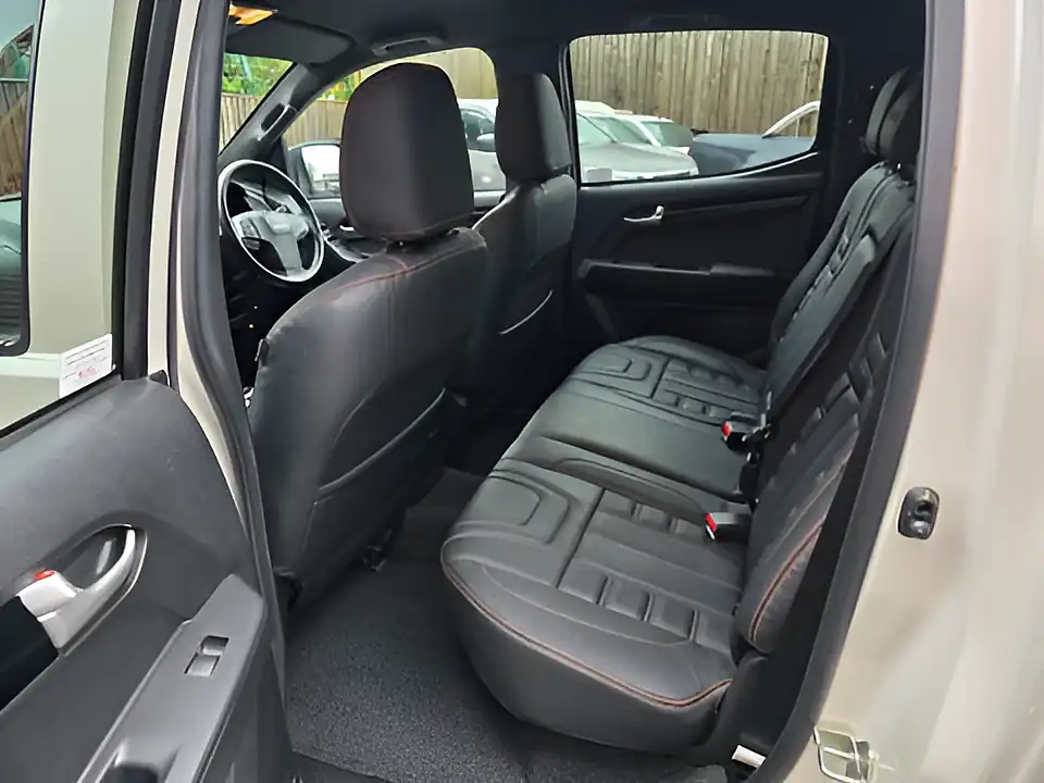 Used 2017 Isuzu D-Max Blade Dcb White - Interior and Exterior details 15