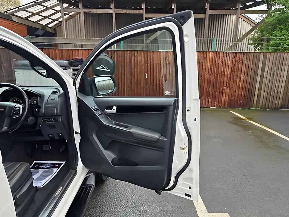 Used 2017 Isuzu D-Max Blade Dcb White - Interior and Exterior details 17