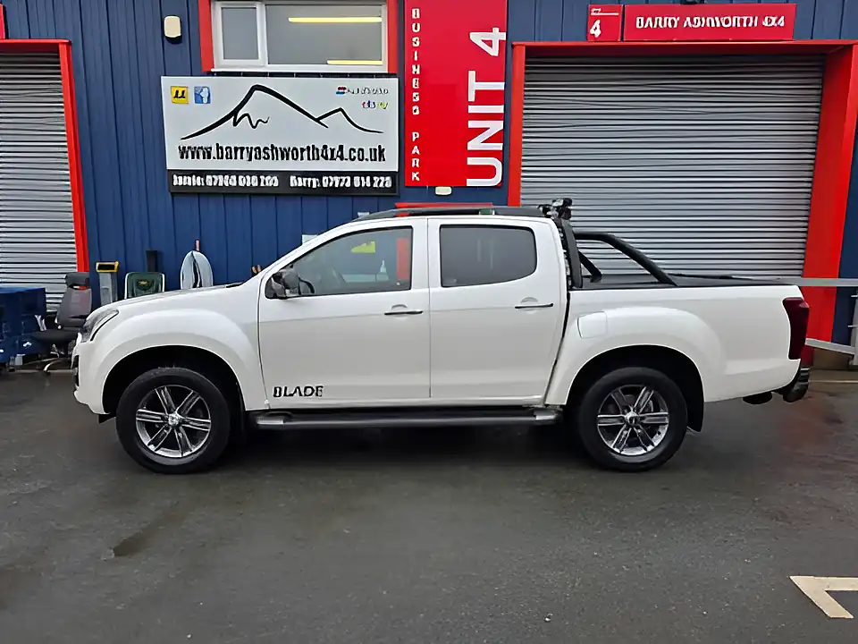 Used 2017 Isuzu D-Max Blade Dcb White - Interior and Exterior details 5